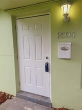2504 NW 9th Ln, Unit 2 in Wilton Manors, FL - Foto de edificio - Building Photo