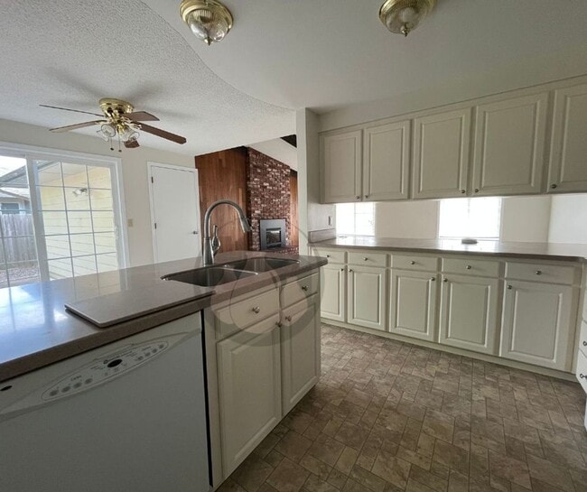 4688 Treeside Dr NE in Salem, OR - Building Photo - Building Photo