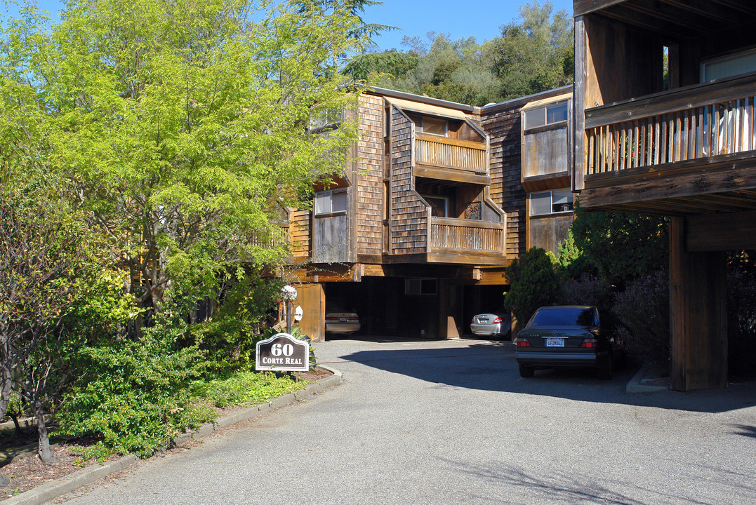 60 Corte Real in Greenbrae, CA - Foto de edificio