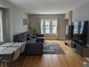 6706 Vista Ave in Wauwatosa, WI - Foto de edificio - Building Photo