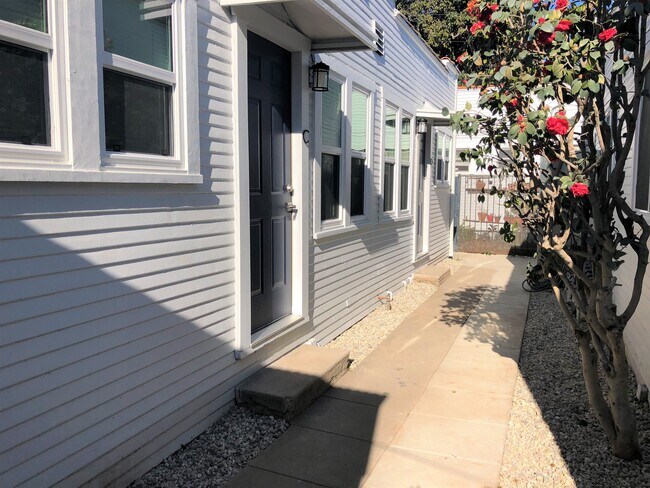 649 Flower Ave, Unit Front House in Venice, CA - Building Photo - Building Photo