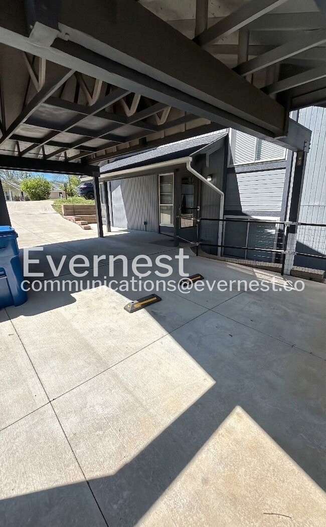 422 Country Downs Dr, Unit #3004-2 in Ballwin, MO - Foto de edificio - Building Photo