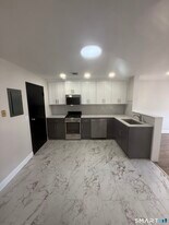 8 S Broad St in Milford, CT - Building Photo