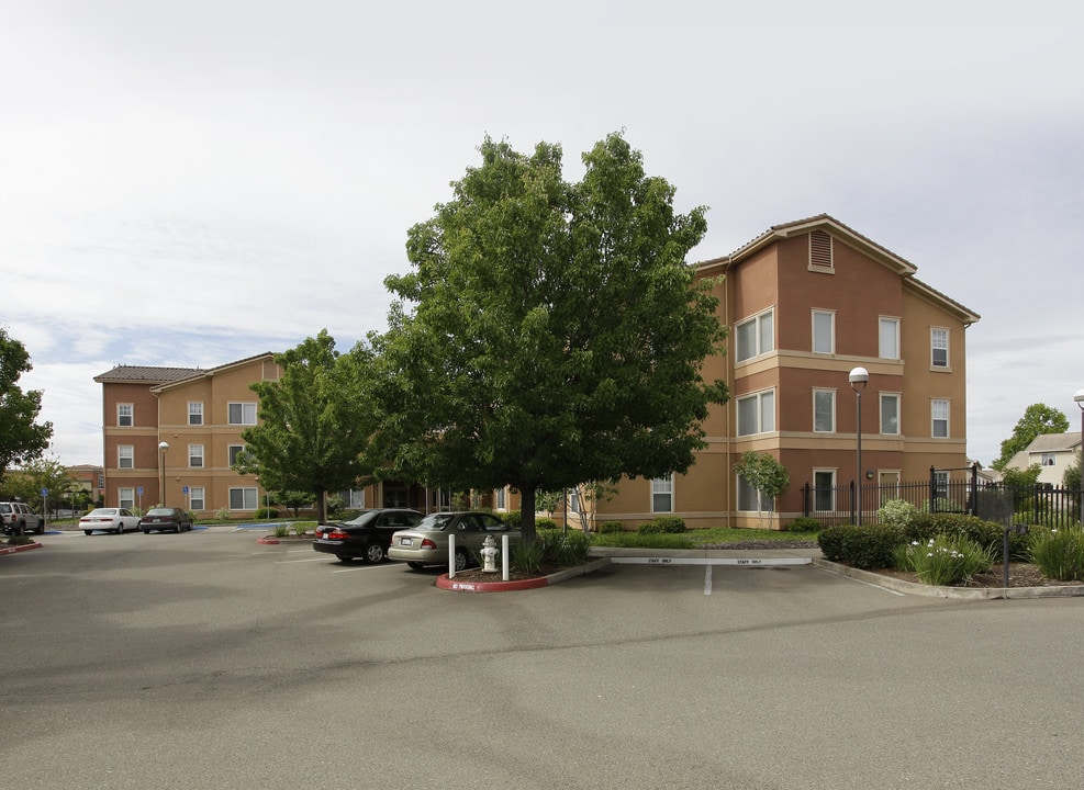 Russell Manor in Sacramento, CA - Foto de edificio