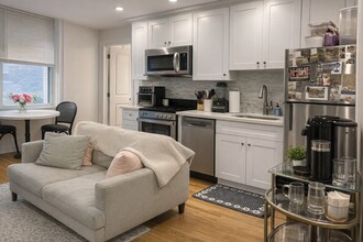 92 W Cedar St in Boston, MA - Building Photo - Building Photo