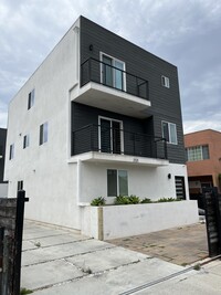 2123 S Burnside Ave in Los Angeles, CA - Foto de edificio - Building Photo