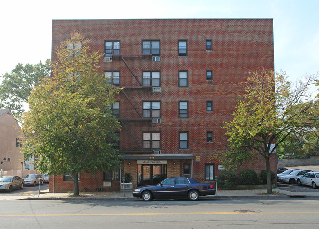 698 Yonkers Ave in Yonkers, NY - Building Photo - Building Photo