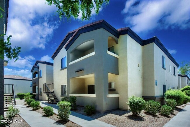 4045 W Bell Rd in Phoenix, AZ - Foto de edificio - Building Photo