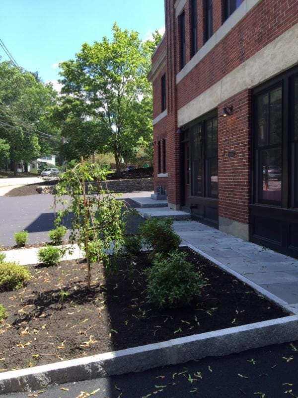 2044 Beacon St, Unit #2 in Waban, MA - Foto de edificio - Building Photo