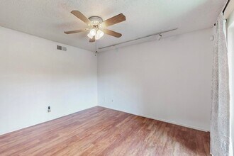 5335 Bent Tree Forest Dr, Unit 297 in Dallas, TX - Foto de edificio - Building Photo