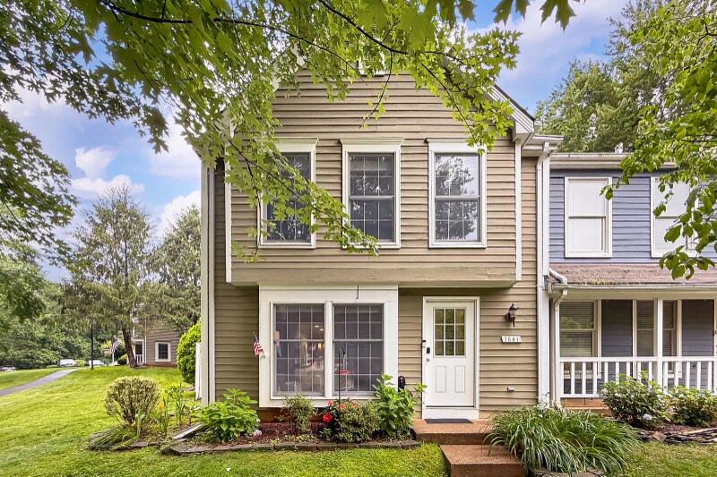 1581 Poplar Grove Dr in Reston, VA - Building Photo