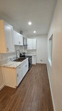15011 Hartland St, Unit 15013 in Van Nuys, CA - Foto de edificio - Building Photo