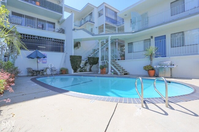 2849 Waverly Dr in Los Angeles, CA - Building Photo - Building Photo