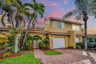 5127 NW 102nd Ct in Doral, FL - Building Photo