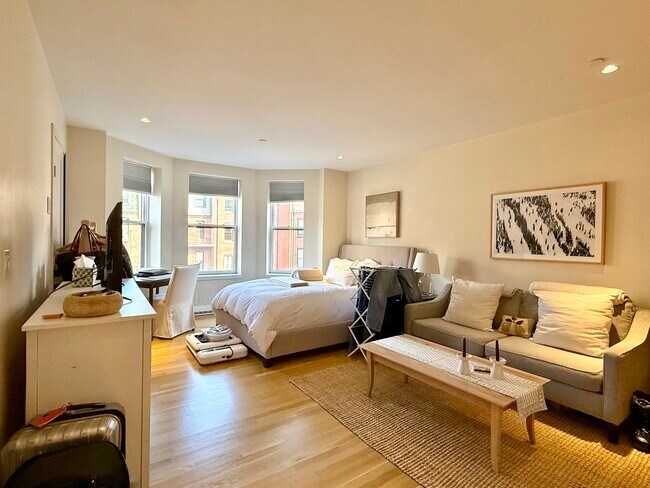 209 Newbury St, Unit 3R