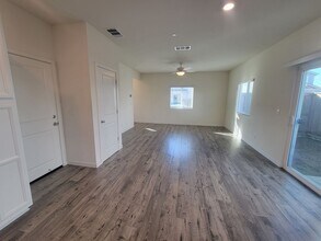 4364 Silver Cedar Ln in Sacramento, CA - Building Photo - Building Photo