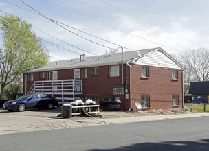 2397 S Locust St in Denver, CO - Foto de edificio - Building Photo