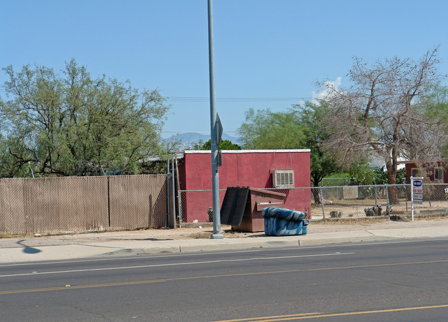 134 W Irvington Rd in Tucson, AZ - Foto de edificio - Building Photo