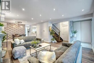 25 Duncannon Dr in Toronto, ON - Building Photo - Building Photo