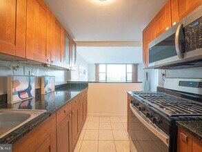 4600 Duke St, Unit 706 in Alexandria, VA - Building Photo - Building Photo