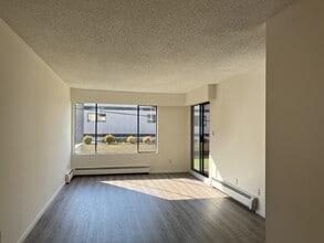 1285 Martin St in White Rock, BC - Building Photo - Building Photo