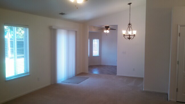 2101 Coughlin Ct in Dos Palos, CA - Building Photo - Building Photo