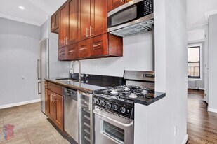 338 E 100th St in New York, NY - Building Photo