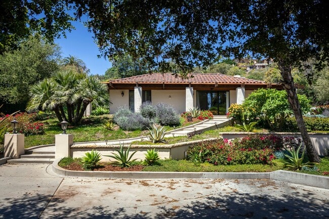 property at 525 Las Palmas Dr