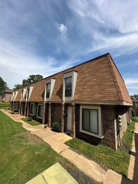6596 Poplar Woods Cir S in Germantown, TN - Building Photo