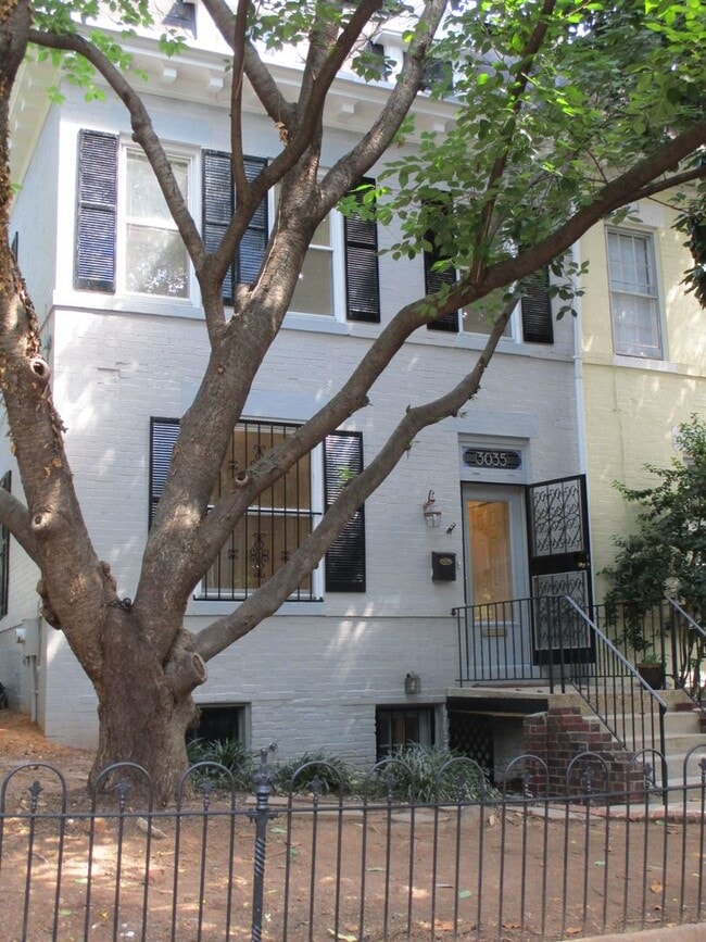 property at 3035 Cambridge Pl NW