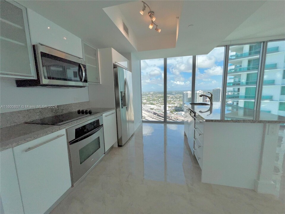 888 Biscayne Blvd in Miami, FL - Building Photo