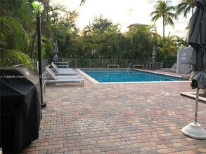 575 Crandon Blvd in Key Biscayne, FL - Foto de edificio - Building Photo