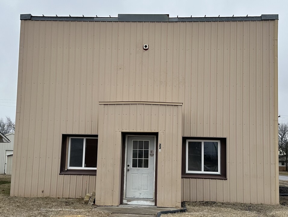 223 N Sycamore St, Unit Apt A in Iola, KS - Building Photo