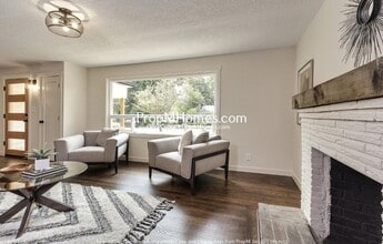 15710 SE Francis Ave in Milwaukie, OR - Building Photo - Building Photo