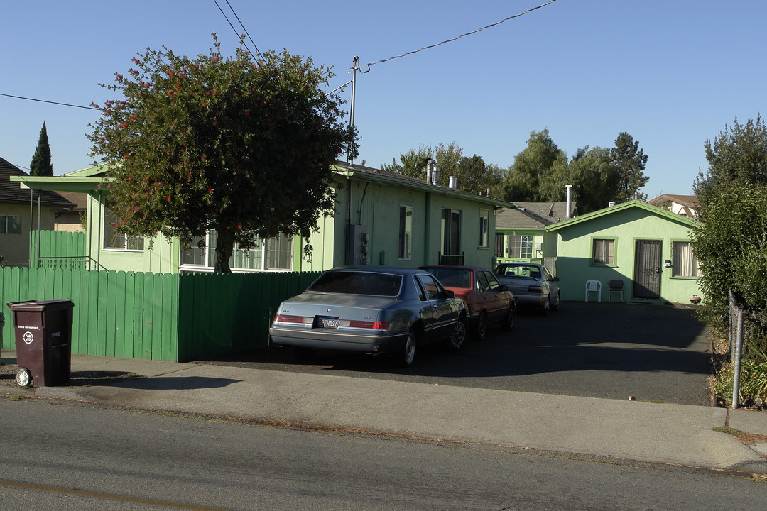 24255 Silva Ave in Hayward, CA - Foto de edificio