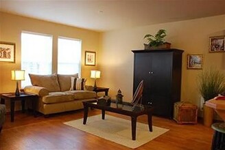 1011 109th St Ct E in Tacoma, WA - Foto de edificio - Building Photo