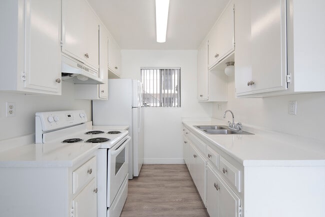Twin Oaks Apartments in Chula Vista, CA - Foto de edificio - Building Photo