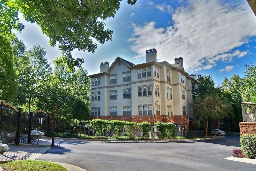 5559 Glenridge Dr in Atlanta, GA - Foto de edificio