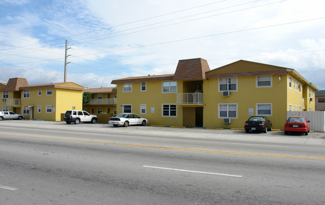 3254 E 4th Ave in Hialeah, FL - Foto de edificio - Building Photo