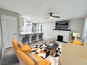 12381 Cedar Rd in Cleveland Heights, OH - Foto de edificio - Building Photo