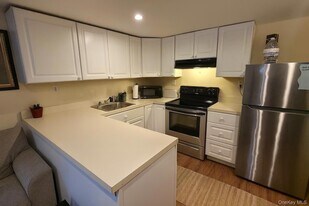 41 Elizabeth Way in Ridge, NY - Building Photo