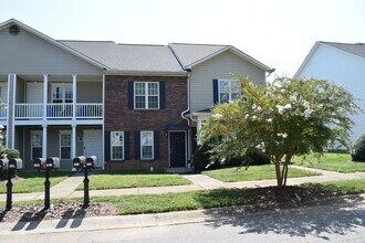 1613 Oak Leaf Dr NW in Hickory, NC - Building Photo - Building Photo