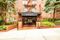 6730 Clyde St in Forest Hills, NY - Foto de edificio - Building Photo