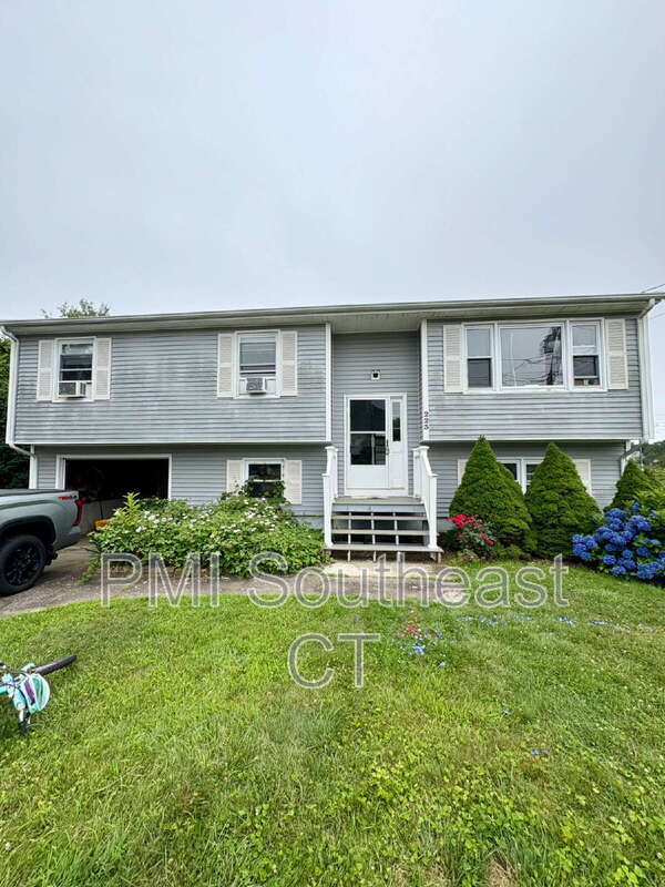 223 Seneca Dr in Groton, CT - Building Photo - Building Photo