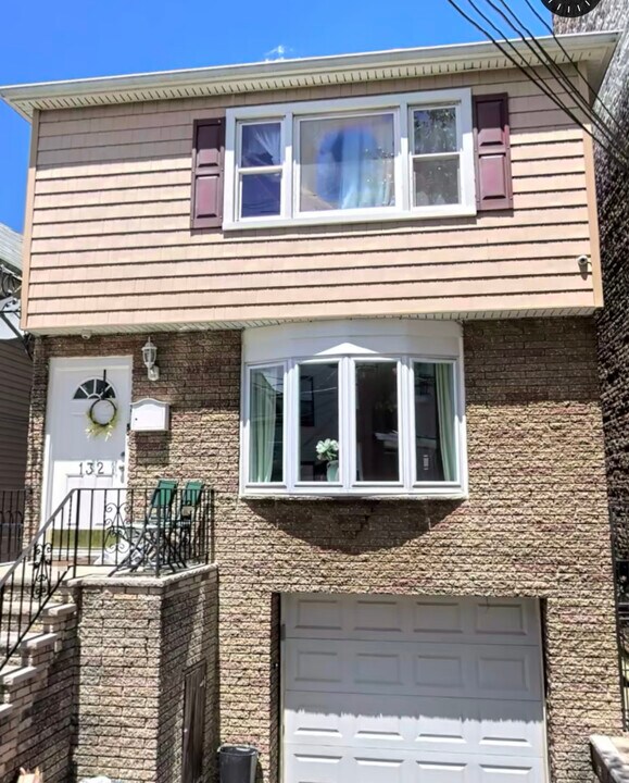 132 Dekalb Ave, Unit 2 in Jersey City, NJ - Building Photo