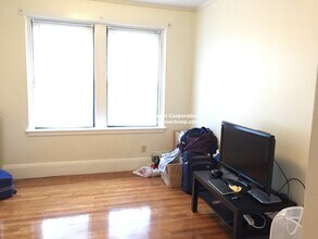 349 Pleasant St, Unit B3-1 in Malden, MA - Foto de edificio - Building Photo