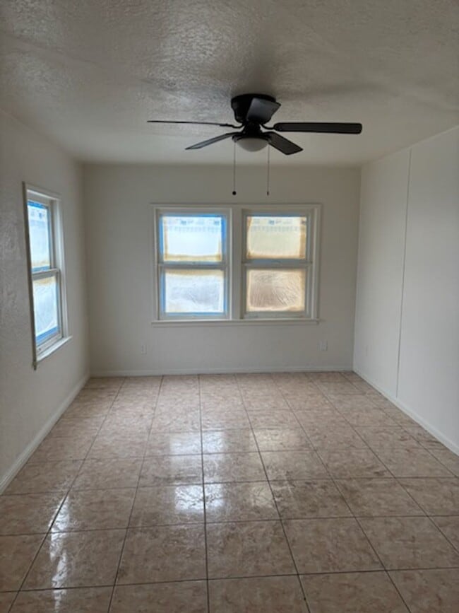 326 Arvin St in Bakersfield, CA - Building Photo - Building Photo