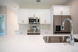 122 SE 12th Ter in Cape Coral, FL - Foto de edificio - Building Photo