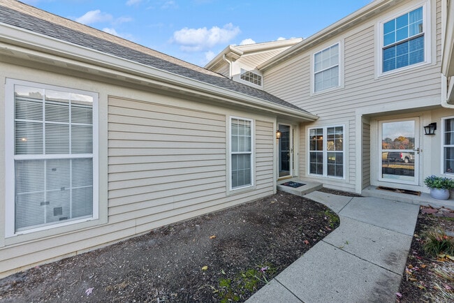 36119 N New Bridge Ct in Gurnee, IL - Building Photo - Building Photo