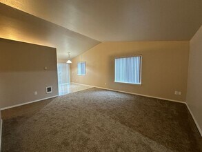 808 SE Maui Ln in Madras, OR - Building Photo - Building Photo